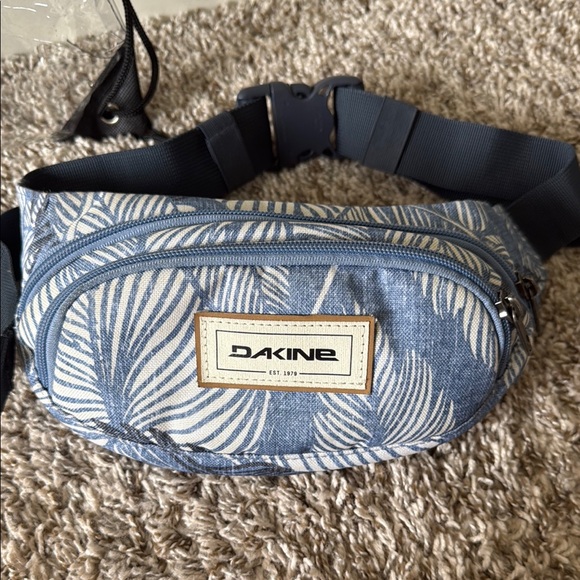 Dakine Blue and White Leaf Pattern Belt Bag - Picture 1 of 7